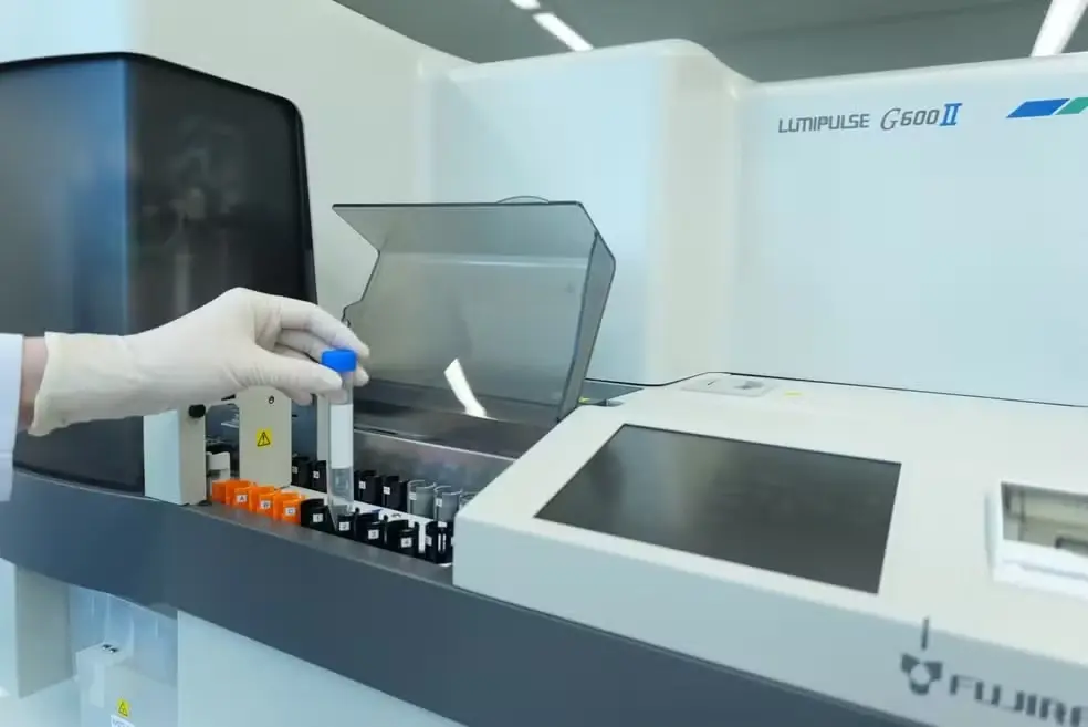 CHEGA AO BRASIL O PRIMEIRO EXAME DE SANGUE PARA ALZHEIMER COM REGISTRO NA ANVISA.
